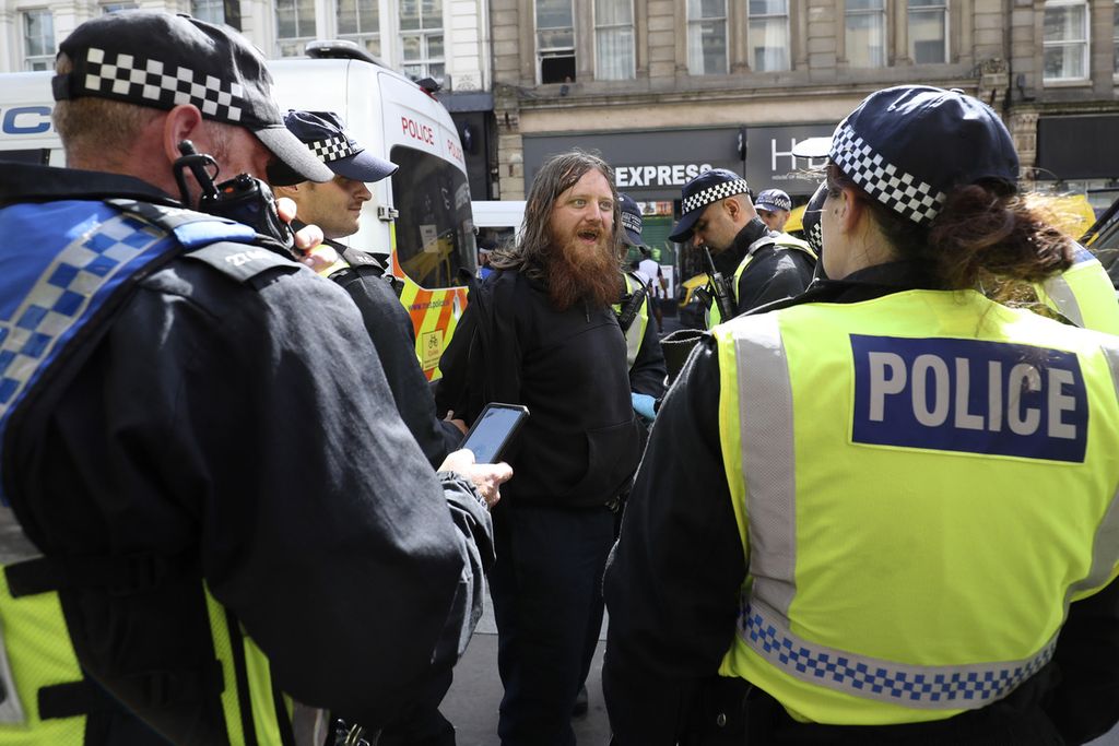 Polisi Inggris menangkap pendukung ekstrem kanan pelaku kerusuhan yang membawa palu di Newcastle, Inggris, Sabtu (10/8/2024).