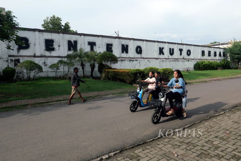 Wisatawan berkeliling kawasan Benteng Kuto Besak untuk mengisi masa libur Natal dan Tahun Baru di Palembang, Sumatera Selatan, Kamis (28/12/2023). Benteng Kuto Besak adalah bagian bangunan keraton Kesultanan Palembang Darussalam.