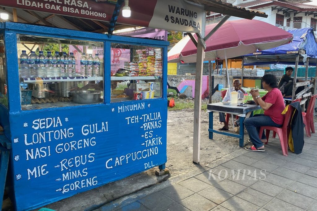 Sebuah warung menyediakan berbagai menu untuk sarapan bagi warga di kawasan Jalan Nipah, Kota Padang, Sumatera Barat, Jumat (16/6/2023). 