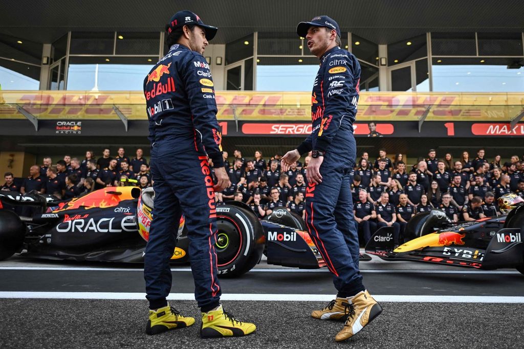Pebalap Red Bull Sergio Perez (kiri) dan Max Verstappen (kanan) berbincang sebelum sesi foto tim menjelang Grand Prix Formula 1  terakhir musim 2022 yaitu seri Abu Dhabi di Sirkuit Yas Marina, Kamis (17/11/2022). 