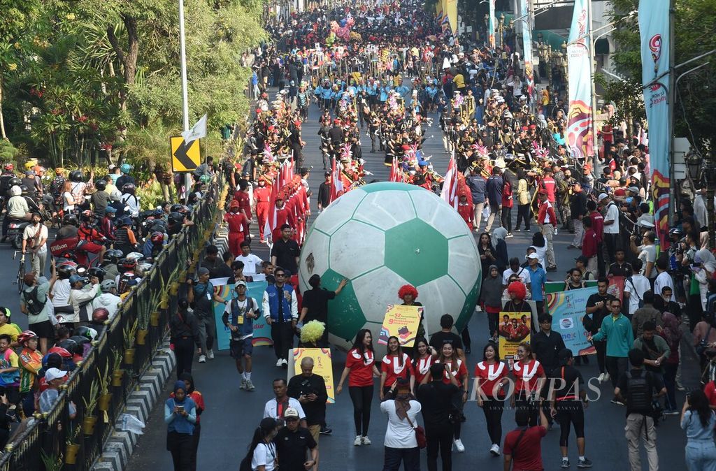 Bola raksasa digelindingkan saat pawai FIFA U-17 Trophy Experience di Jalan Tunjungan, Surabaya, Minggu (29/10/2023). Kegiatan tersebut untuk menyambut penyelenggaraan Piala Dunia U-17 yang salah satu grupnya bermain di Surabaya. 