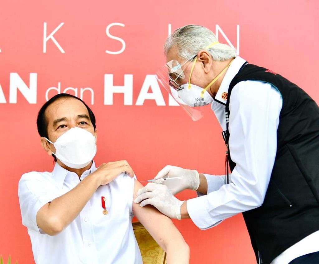 Presiden Joko Widodo menjadi orang pertama yang mendapatkan vaksinasi Covid-19 di Indonesia, Rabu (13/1/2021). Ini sekaligus menandai program vaksinasi untuk 181,5 juta warga Indonesia.
