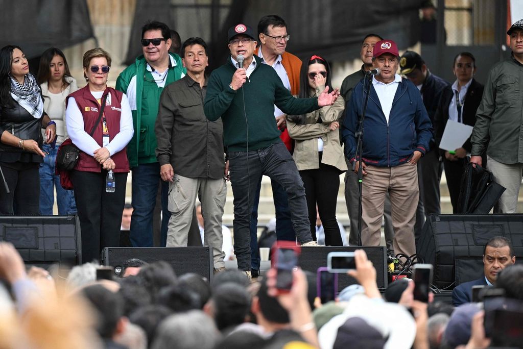 Presiden Kolombia Gustavo Petro (tengah) berpidato dalam peringatan Hari Buruh Internasional, Rabu (1/5/2024), di Bogota, Kolombia. 