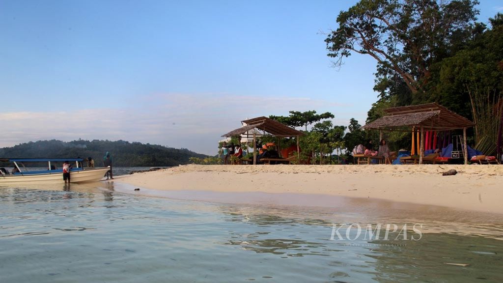 Pasir putih dan laut dangkal tampak di ujung timur Pulau Malenge, Desa Kadoda, Kecamatan Talatako, Kabupaten Togean, Sulawesi Tengah, seperti terlihat pada Rabu (8/8/2018). Destinasi wisata itu bagian dari Taman Nasional Kepulauan Togean yang menjadi salah satu destinasi unggulan Sulteng.