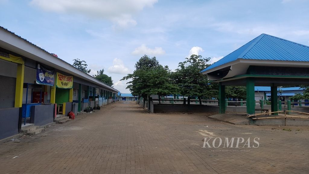 Suasana Pasar Hewan Singosari di Kabupaten Malang, Jawa Timur, tampak sepi, Sabtu (14/5/2022). Pemerintah Kabupaten Malang menutup semua pasar hewan untuk mengantisipasi penyebaran penyakit mulut dan kuku.