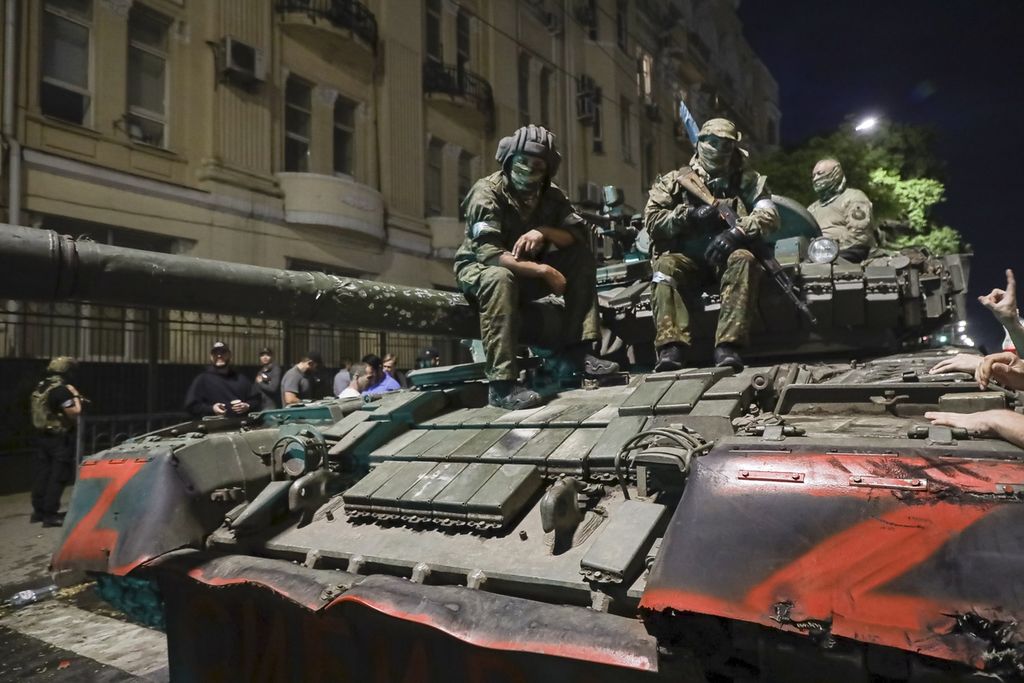 Anggota pasukan tentara bayaran Wagner Group duduk di atas tank di sebuah ruas jalan di Rostov-on-Don, Rusia, Sabtu (24/6/2023). 