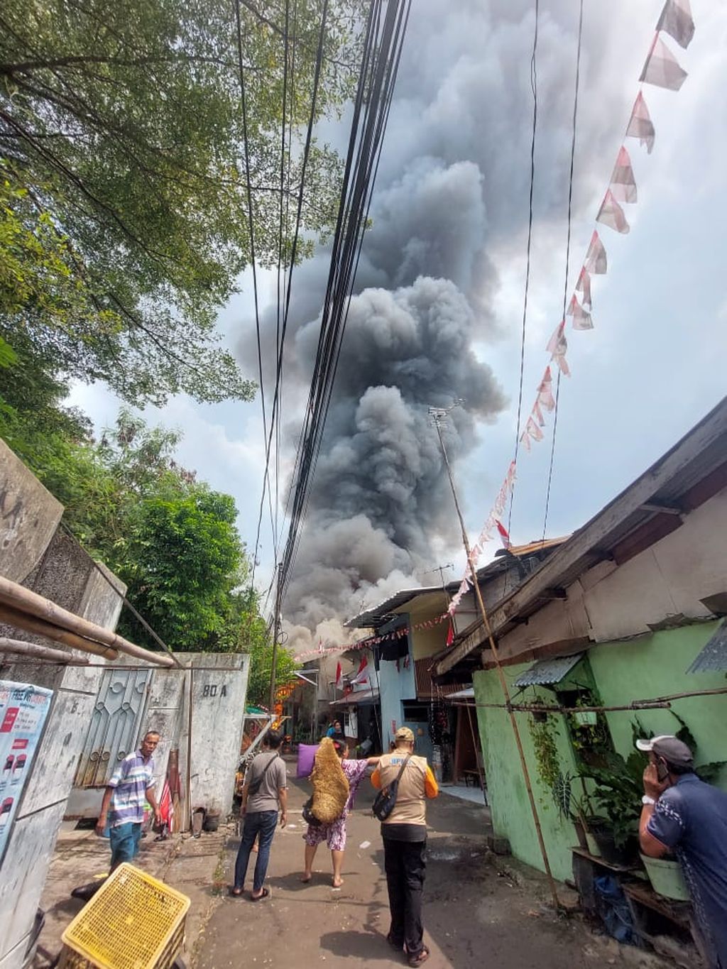 Asap hitam membubung tinggi dari lokasi kebakaran di Jalan Simprug Golf II RT 004 RW 008, Kelurahan Grogol Selatan, Kecamatan Kebayoran Lama, Jakarta Selatan, Minggu (21/8/2022) siang.