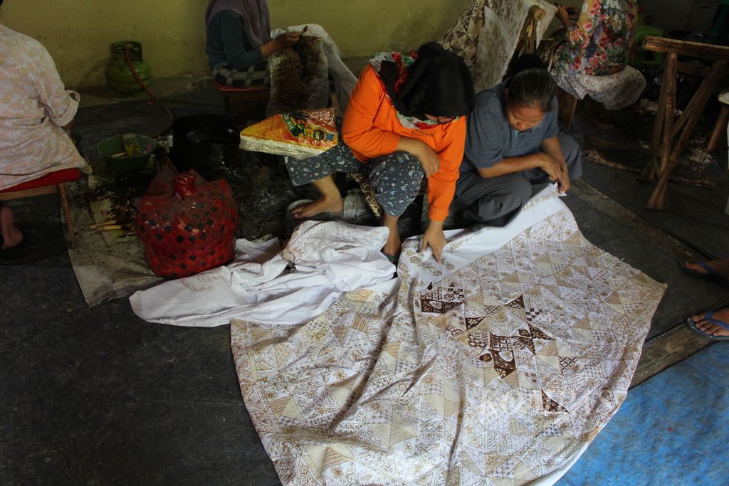 Craftsmen check batik motifs at the EB Batik Traditional factory in Panembahan Village, Plered District, Cirebon Regency, West Java, on Saturday (30/3/2024). Operating since 1978, EB Batik Traditional sells a variety of hand-drawn batiks with various motifs.
