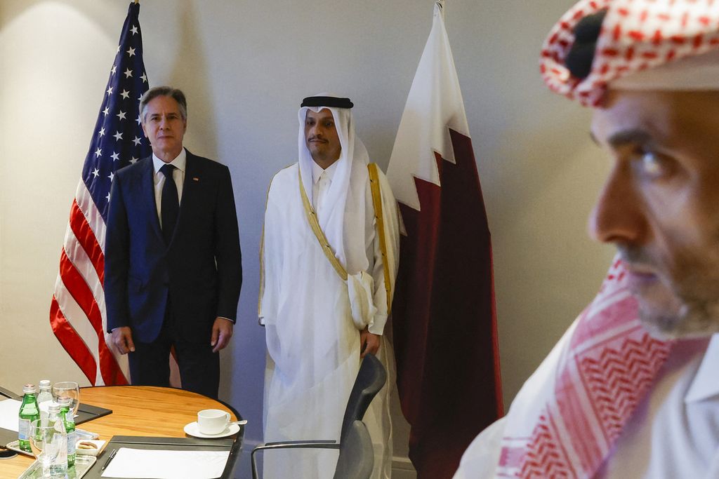Menteri Luar Negeri AS Antony Blinken (kiri) bertemu Perdana Menteri dan Menteri Luar Negeri Qatar Mohammed bin Abdulrahman al-Thani (tengah) di Amman, Jordania, 4 November 2023. 