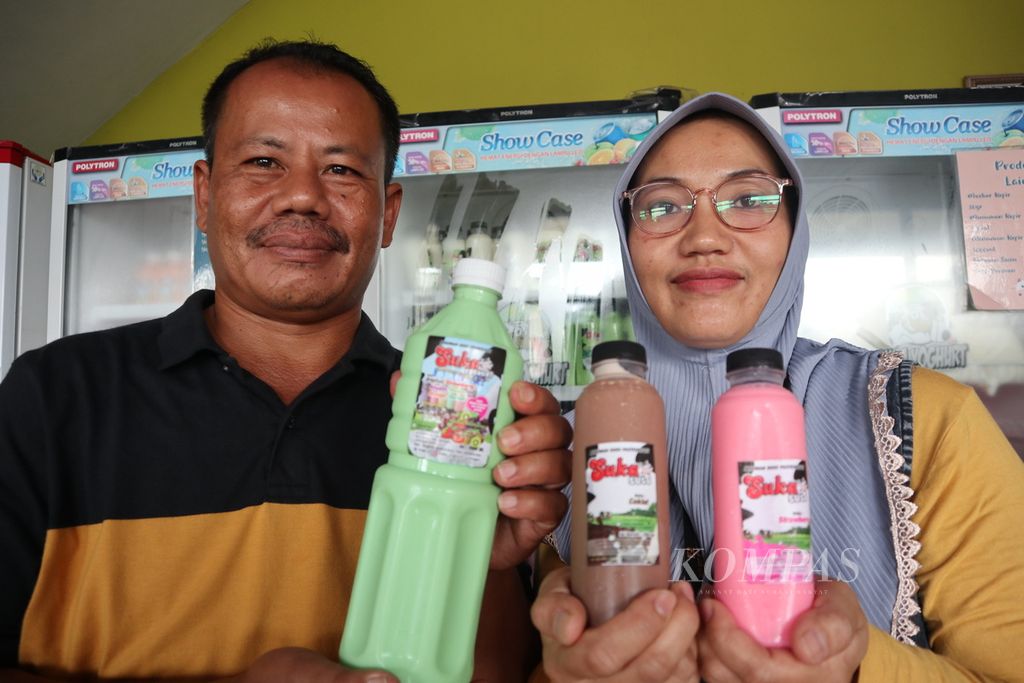 Ade Hendra (48) bersama istrinya, Rina (37), menunjukkan produknya di Toko Oleh-oleh Suka Yoghurt di Desa Cipari, Kecamatan Cigugur, Kabupaten Kuningan, Jawa Barat, Rabu (2/3/2022). Mereka mampu memproduksi sedikitnya 300 liter yoghurt per hari.