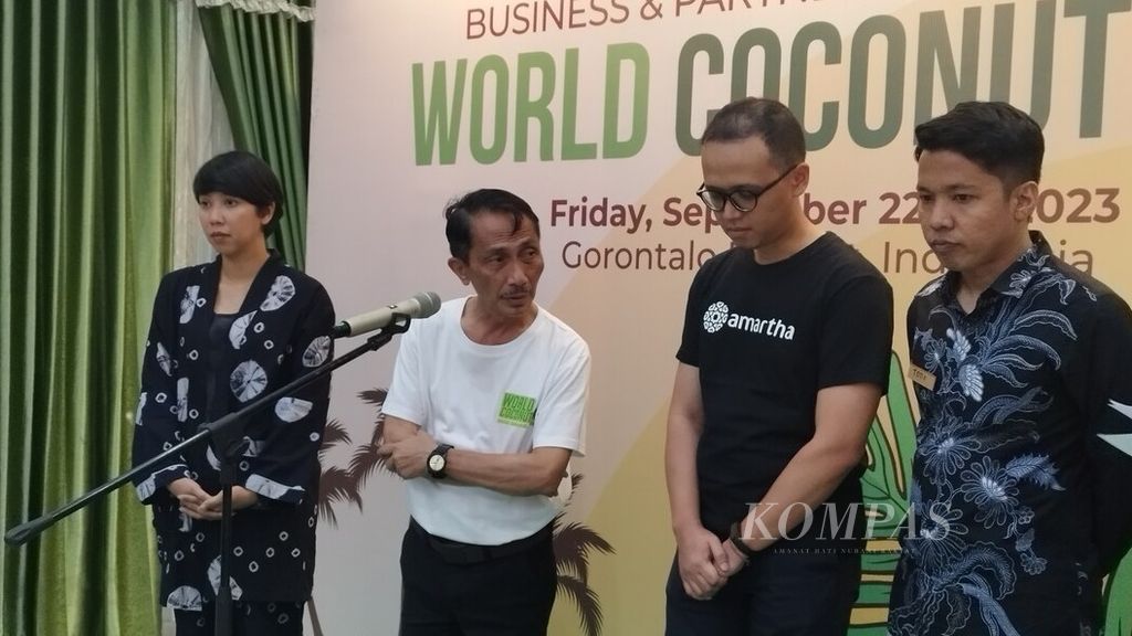 Bupati Gorontalo Nelson Pomalingo (dua dari kiri) memberikan keterangan resmi kepada media dalam serangkaian acara World Coconut Day 2023, di Gorontalo, Jumat (22/9/2023).