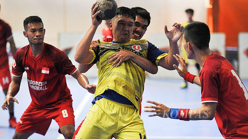 Tim nasional  bola tangan (kostum merah) beruji coba dengan tim bola tangan Jawa Barat di Tifosi Sport Center, Duren Sawit, Jakarta Timur, Rabu (4/4/2018). Tim bola tangan Indonesia tidak memasang target pada Asian Games 2018.