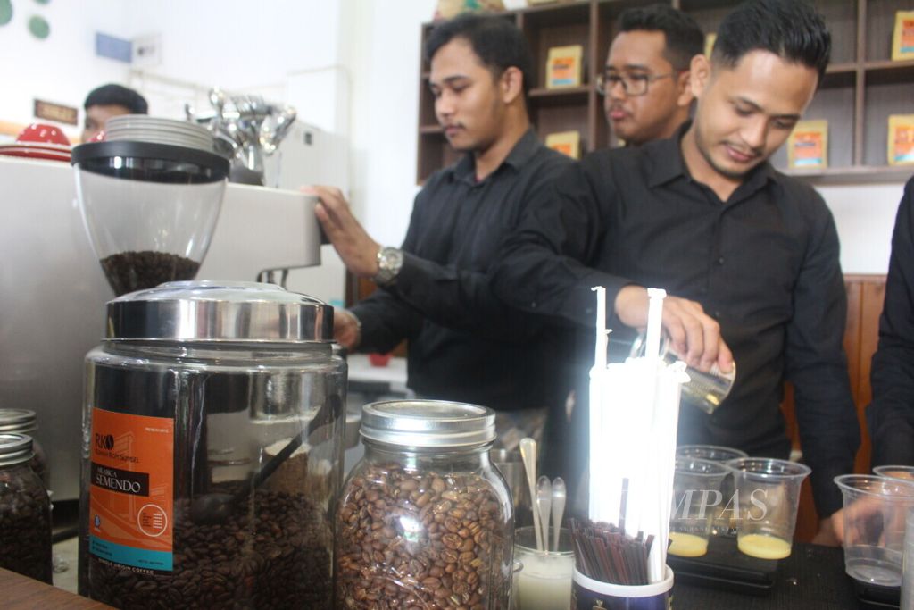 Sejumlah peramu kopi tengah mengolah kopi di Rumah Kopi Sumsel yang terletak di Pelataran Benteng Kuto Besak Palembang, Sabtu (27/4/2019). Walau memiliki potensi kopi yang besar, volume ekpor Sumsel masih sangat rendah. Hal ini dikarenakan Sumsel tidak memiliki pelabuhan laut dalam.
