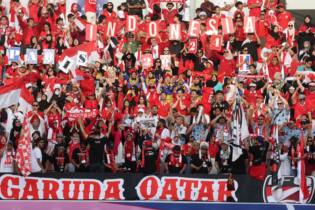 Indonesian supporters cheered in the spectator stands during the semi-final match of the 2024 Asian Cup U-23 between Indonesia and Uzbekistan at Abdullah bin Khalifa Stadium in Doha on Monday (29/4/2024) night.