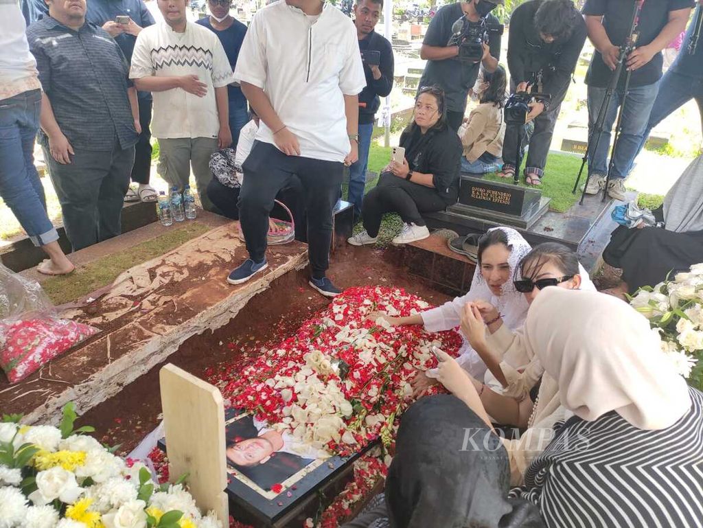 Beberapa kerabat mendoakan Donny Kesuma seusai pemakamannya di Jakarta, Rabu (20/3/2024).
