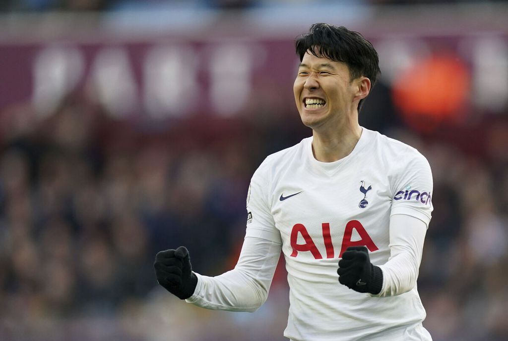Penyerang Tottenham Hotspur, Son Heung-min, merayakan golnya ke gawang tuan rumah Aston Villa pada Liga Inggris di Stadion Villa Park, Birmingham, Sabtu (9/4/2022) tengah malam WIB. Spurs menang telak, 4-0, pada laga itu. 