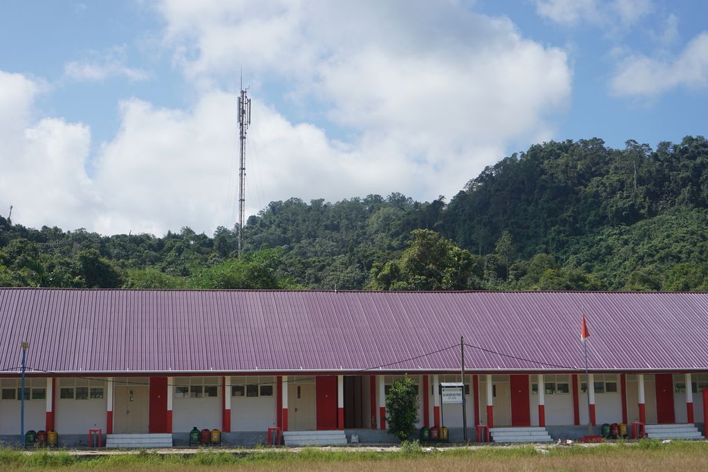 Menara BTS 4G berdiri di belakang gedung sekolah di Desa Long Peleban, Kecamatan Peso, Kabupaten Bulungan, Kalimantan Utara, Senin (23/10/2023). Menara yang dibangun dari program Bakti Kementerian Kominfo itu hanya bisa digunakan dua hari dan setelahnya tak bisa digunakan sama sekali.
