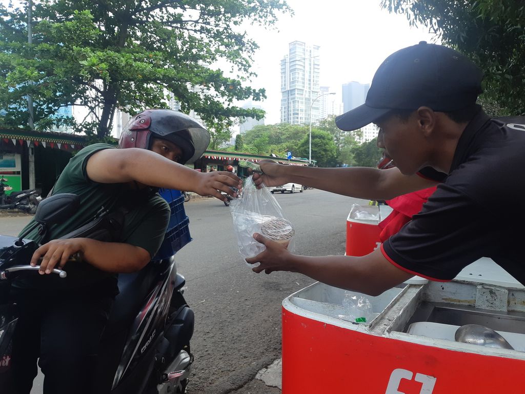 Penjual kopi premium keliling melayani pelanggannya di kawasan Kuningan, Jakarta Selatan, Jakarta, Senin (13/11/2023). Tempat jualan itu berada di kompleks perkantoran. 