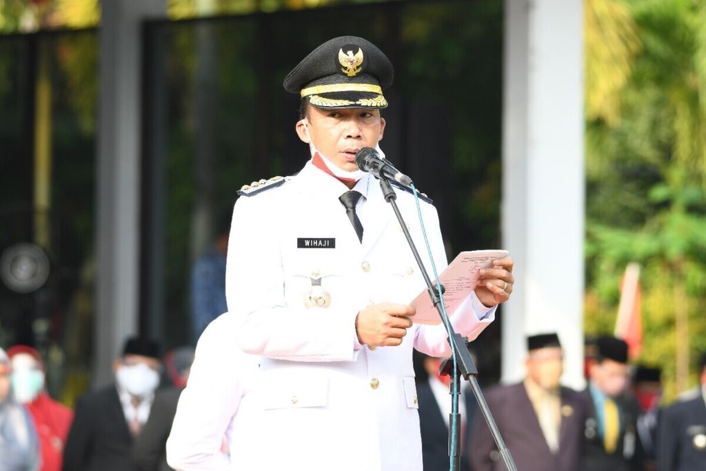 Regent of Batang Wihaji at a ceremony commemorating the 75th Anniversary of the Republic of Indonesia at the Batang Regency Government Complex, Central Java, Monday (17/8/2020).