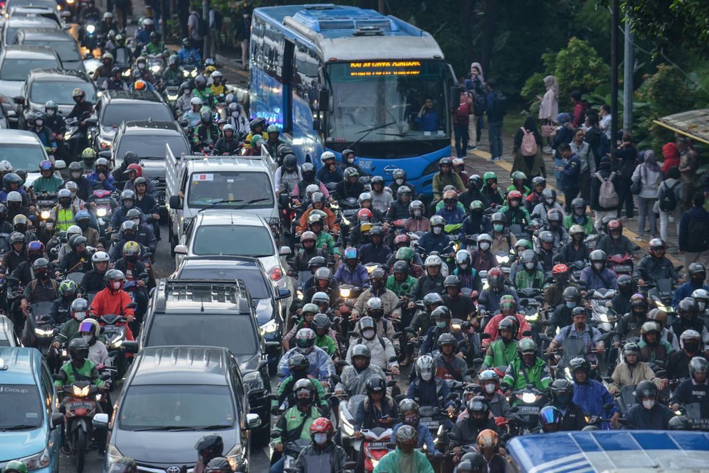 Para pengendara terjebak kemacetan di Jalan Gatot Subroto, Jakarta, Senin (19/6/2023). Ekonomi Indonesia triwulan I-2023 tumbuh sebesar 5,03 persen dibandingkan dengan triwulan I-2022 secara <i>year on year</i>. Dari sisi produksi, lapangan usaha transportasi dan pergudangan tumbuh tertinggi sebesar 15,93 persen. 