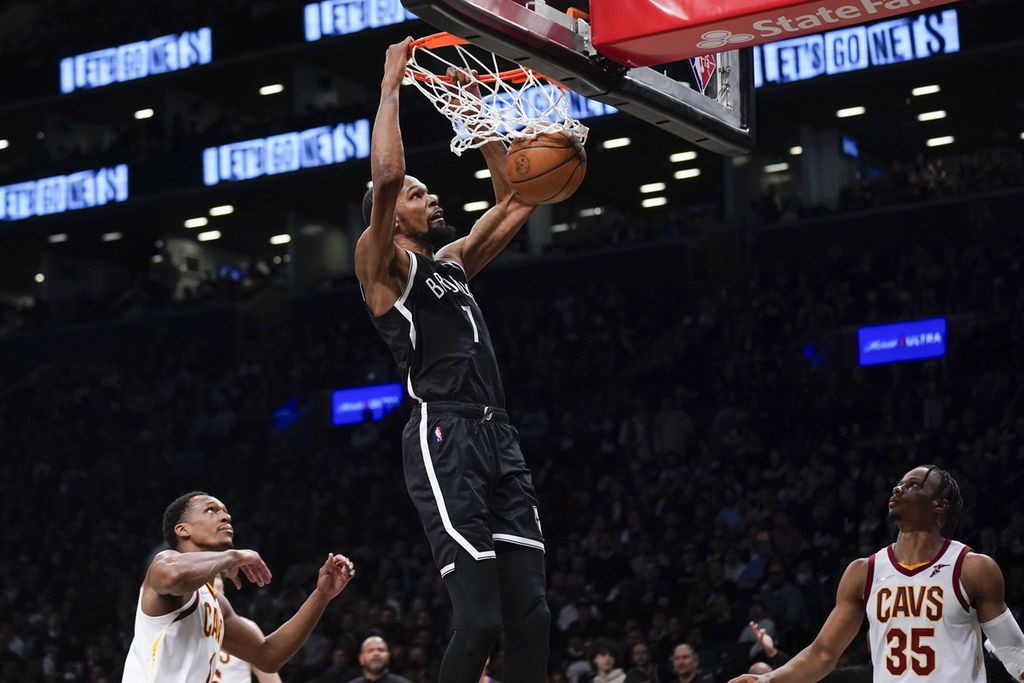 Pemain Brooklyn Nets, Kevin Durant, memasukkan bola dengan <i>dunk</i> dalam pertandingan <i>play-in</i> Wilayah Timur di Barclays Center, New York, Rabu (13/4/2022) WIB. Nets mengalahkan Cavaliers, 115-108, dan mengamankan tiket <i>playoff</i>. 