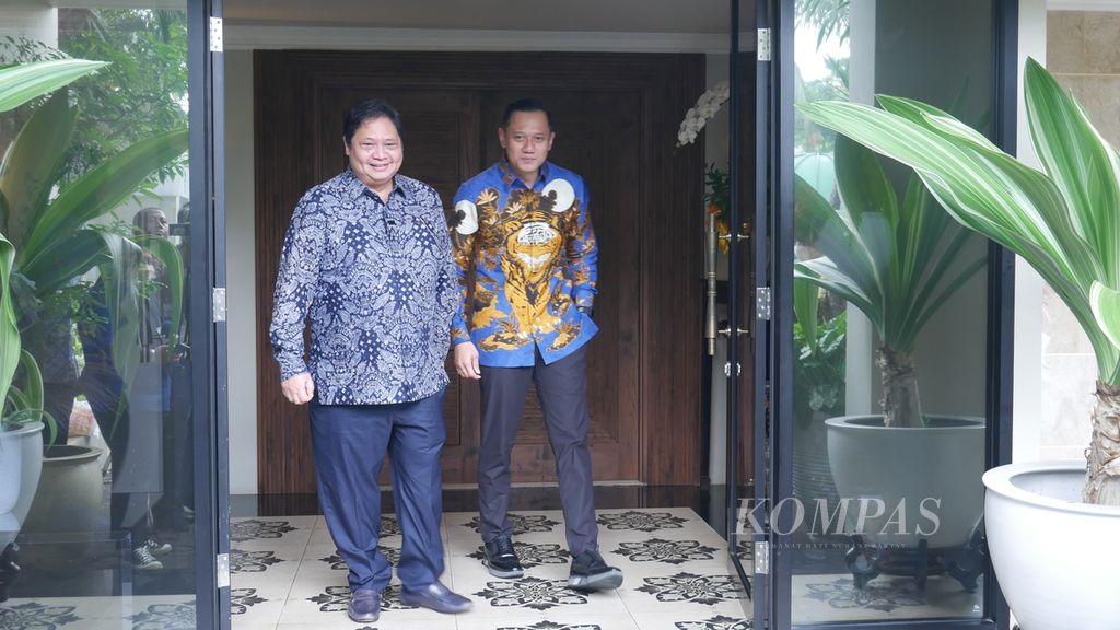 Ketua Umum Partai Golkar Airlangga Hartarto (kiri) dan Ketua Umum Partai Demokrat Agus Harimurti Yudhoyono (kanan) berjalan beriringan usai bertemu di rumah dinas Airlangga di kompleks Widya Chandra 3, Nomor 6, Jakarta, Sabtu (7/5/2022). Partai Golkar dan Demokrat membuka peluang untuk berkoalisi pada Pemilu 2024.