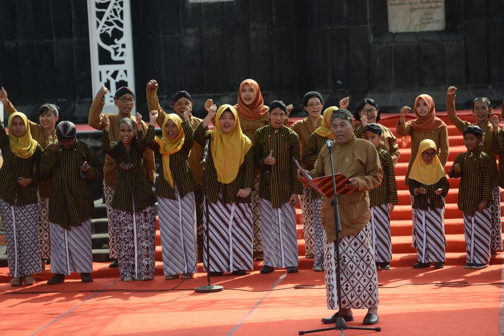 Anak berkebutuhan khusus murid SLB mengikuti acara Pentas Seni ABK Berbudaya di Monumen Serangan Umum 1 Maret, Yogyakarta, Kamis (12/3/2020). 