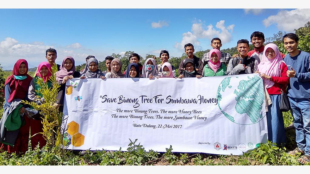 Para peserta kegiatan pelestarian pohon binong di Desa Wisata Batu Dulang, Kecamatan Batu Lanteh, Kabupaten Sumbawa, Nusa Tenggara Barat, akhir Mei lalu.