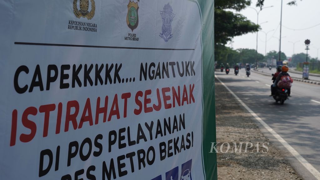 Baliho tempat peristirahatan bagi pemudik di Kedungwaringin, Kabupaten Bekasi, Jawa Barat, Rabu (19/4/2023).