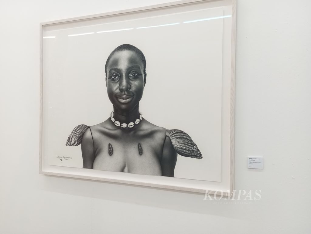Karya perupa asal Nigeria, Ifeyinwa Joy Chiamonwu, berjudul Gold ditampilkan dalam pameran seni rupa bertajuk Translations: Afro-Asians Poetics di Gillman Barracks, salah satu kompleks seni di Singapura, Kamis (18/1/2024). Sebanyak 100 perupa dari Asia dan Afrika menampilkan karyanya dalam pameran ini.