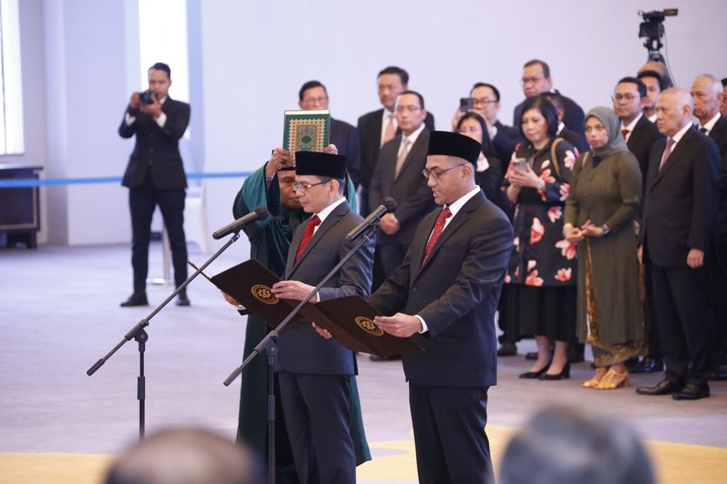 Agusman (kiri) dan Hasan Fawzi membaca sumpah saat dilantik sebagai anggota Dewan Komisioner Otoritas Jasa Keuangan (OJK) di hadapan Ketua Mahkamah Agung (MA) M Syarifuddin di Gedung MA, Jakarta, Rabu (9/8/2023). 