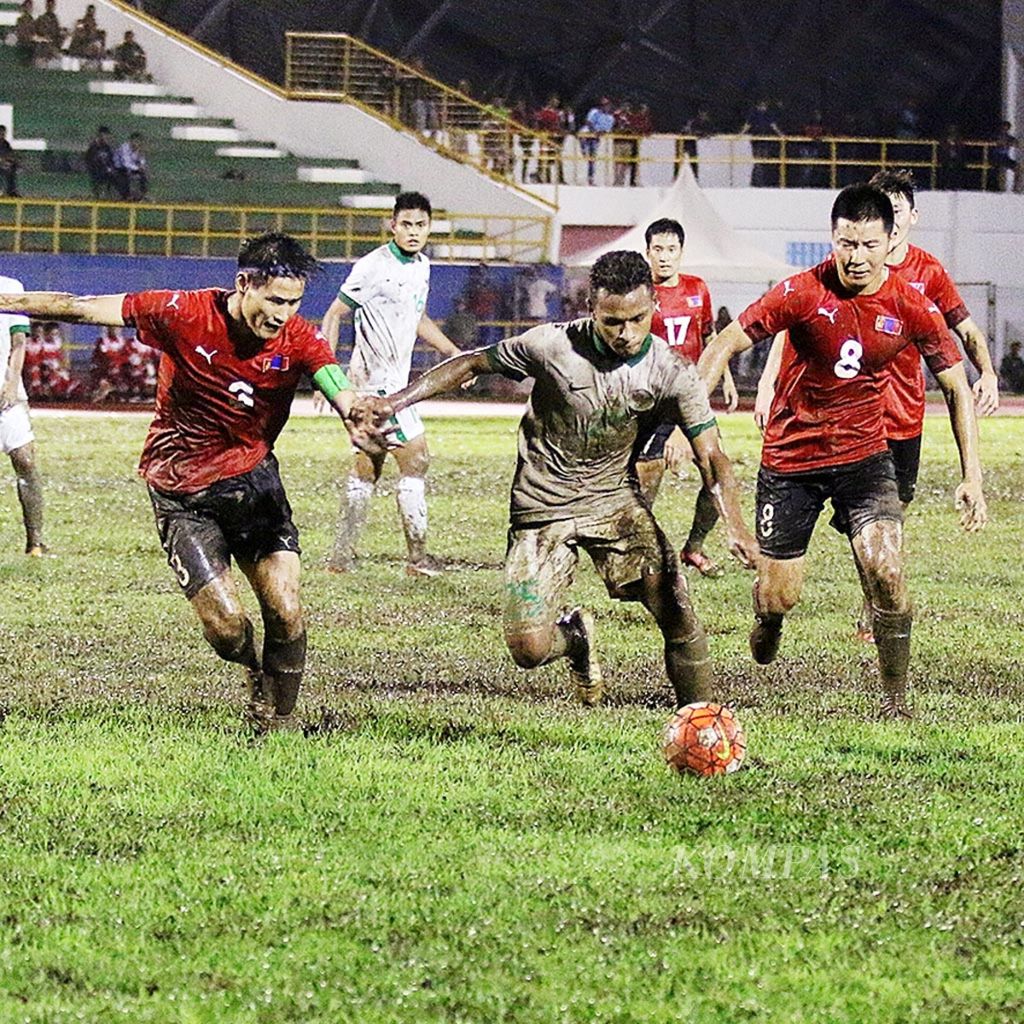 Pemain tim nasional Indonesia melawan Mongolia dalam turnamen Aceh World Solidarity Tsunami Cup 2017 di Stadion Harapan Bangsa, Banda Aceh, Aceh, Senin (4/12/2017). Bagi timnas Indonesia, ini merupakan bagian dari persiapan menuju Asian Games 2018. 