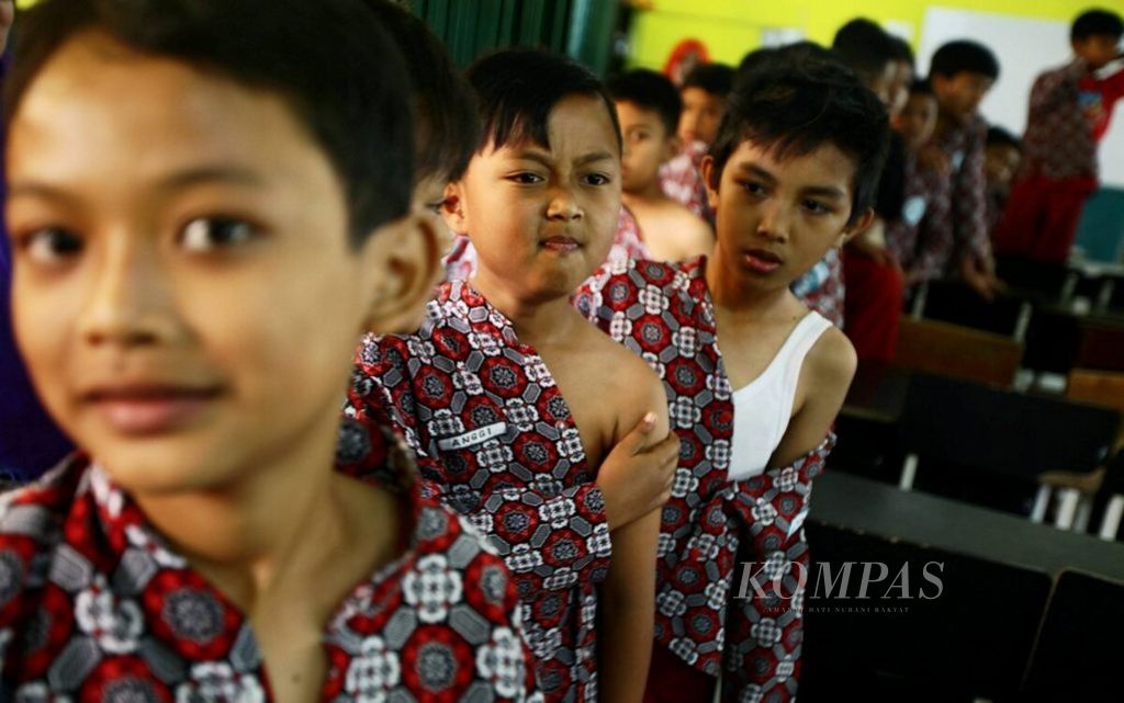 Sejumlah siswa SD Negeri Cigadung, Bandung, Jawa Barat, antre diberikan imunisasi campak rubella, Jumat (11/8/2017). 