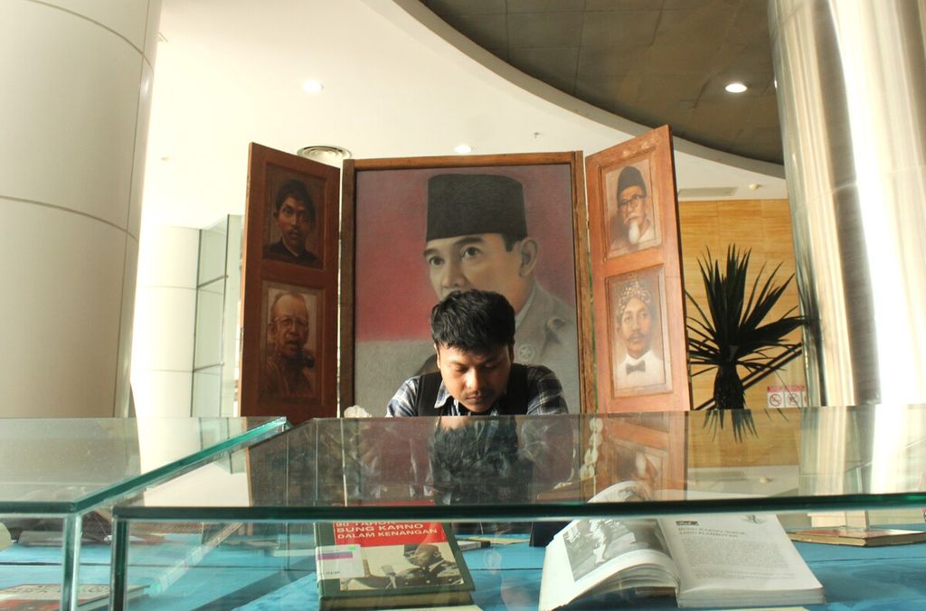 Pengunjung mengamati buku tentang pemikiran Presiden Pertama RI Soekarno dalam pameran "Internalisasi Pemikiran Bung Karno Melalui Ragam Koleksi Perpustakaan Nasional RI" di lobi Gedung Perpusnas, Senin (5/6/2023).
