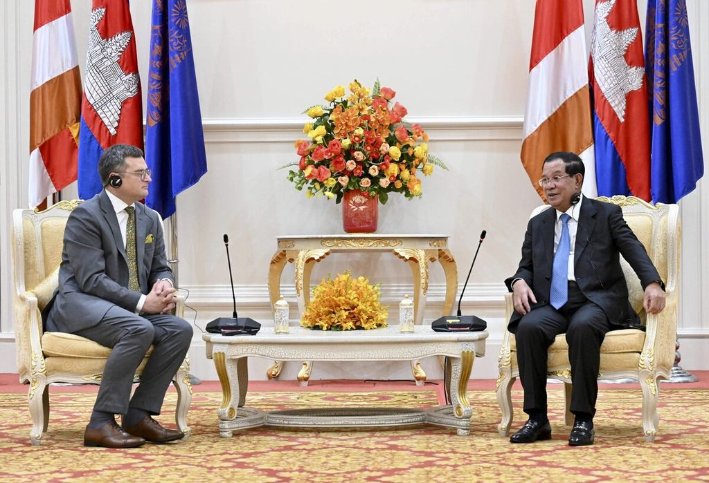 Dalam foto yang disediakan oleh Kabinet Pemerintah Kamboja, Perdana Menteri Kamboja Hun Sen (kanan) dan Menteri Luar Negeri Ukraina Dmytro Kuleba berbicara dalam pertemuan penyambutan di Peace Palace di Phnom Penh, Kamboja, Rabu (9/11/2022).