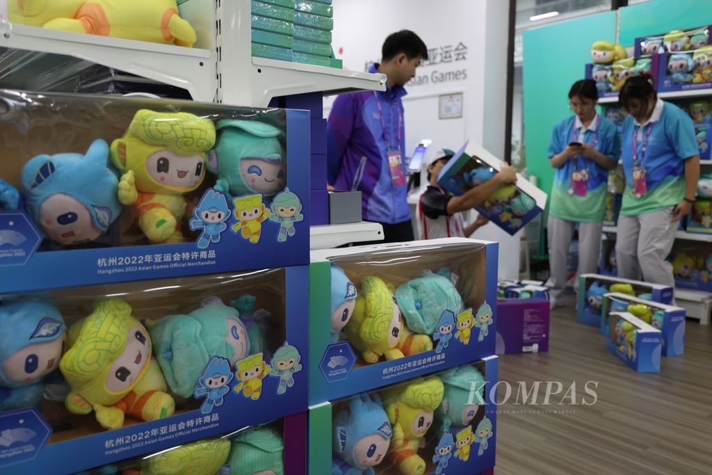 Penjualan suvenir resmi Hangzhou Asian Games 2022 di <i>media village</i>, Kota Hangzhou, Provinsi Zhejiang, China, Kamis (21/9/2023). Suvenir dijual beragam, mulai dari Rp 50.000 hingga Rp 2.000.000. 