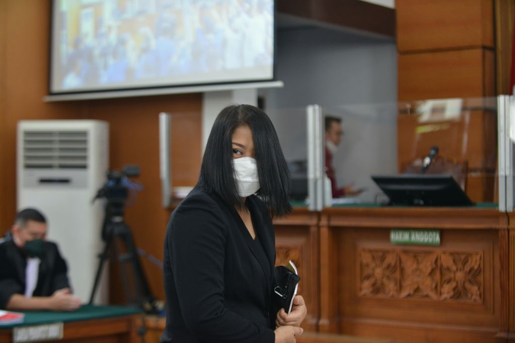 Terdakwa Putri Candrawathi memberi salam kepada wartawan di Pengadilan Negeri Jakarta Selatan, Kamis (20/10/2022).  