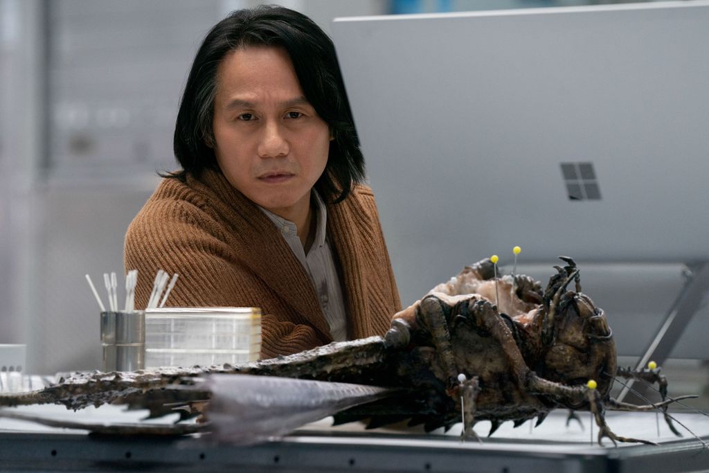 Adegan yang dilakoni BD Wong sebagai pemeran Dr Henry Wu dalam Jurassic World Dominion.