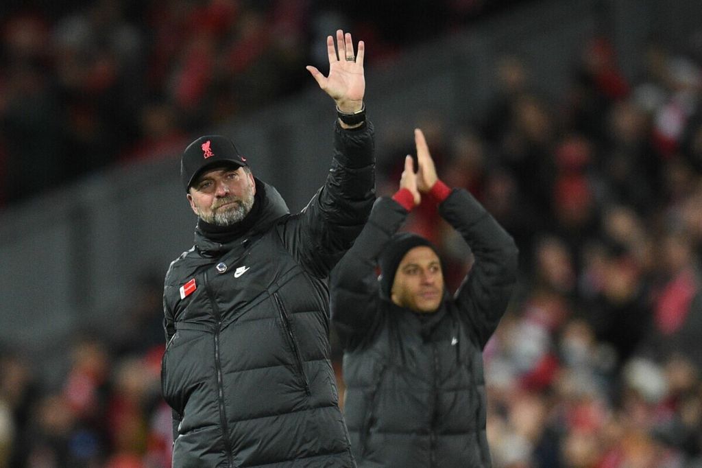 Pelatih Liverpool Juergen Klopp melambaikan tangan saat peluit panjang menutup laga Liga Primer Inggris antara Liverpool dan Southampton di Anfield, Liverpool, Inggris, 27 November 2021.