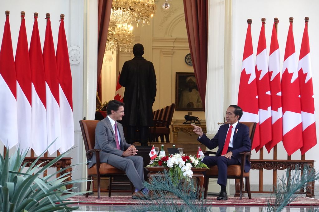     President Joko Widodo and Canadian Prime Minister Justin Trudeau chat on the veranda of Merdeka Palace, Jakarta, during a state visit, Tuesday (9/05/2023).
