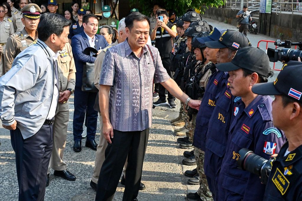Menteri Luar Negeri Thailand Parnpree Bahiddha-Nukara (kiri) dan Menteri Dalam Negeri Thailand Anutin Charnvirakul (tengah) menyapa para petugas di wilayah Mae Sot, Thailand, yang berbatasan dengan Myanmar, Selasa (23/4/2024). 
