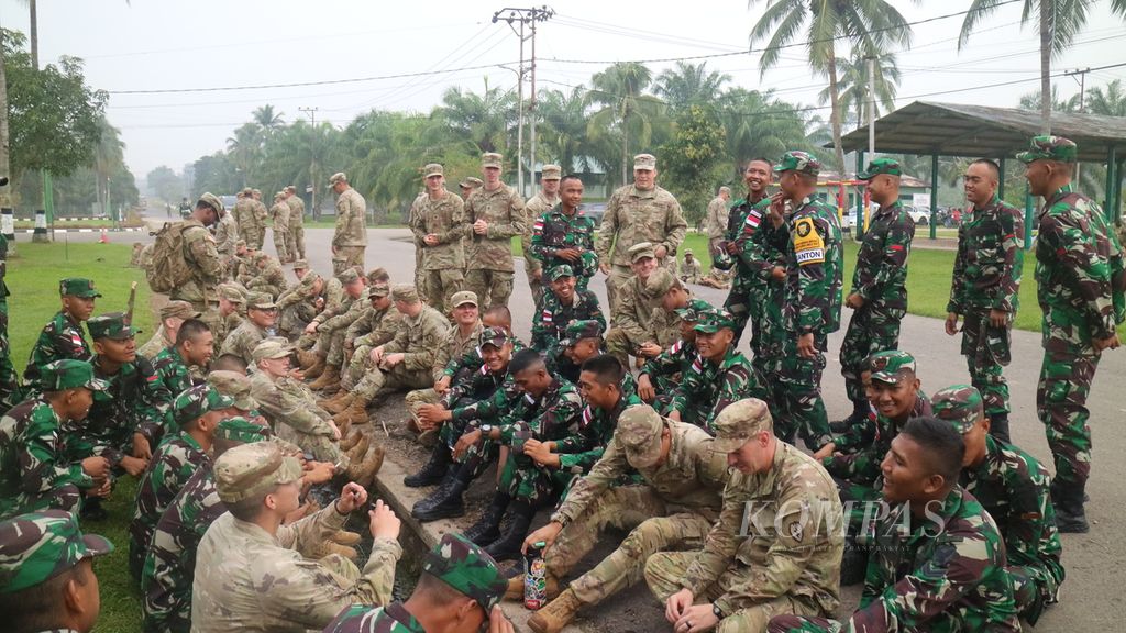 Para prajurit TNI dan tentara Amerika Serikat berkumpul bersama membicarakan berbagai hal sebelum pembukaan latihan militer "Super Garuda Shield 2022", di Puslatpur Baturaja, Oku Timur, Sumatera Selatan, Rabu (3/8/2022).