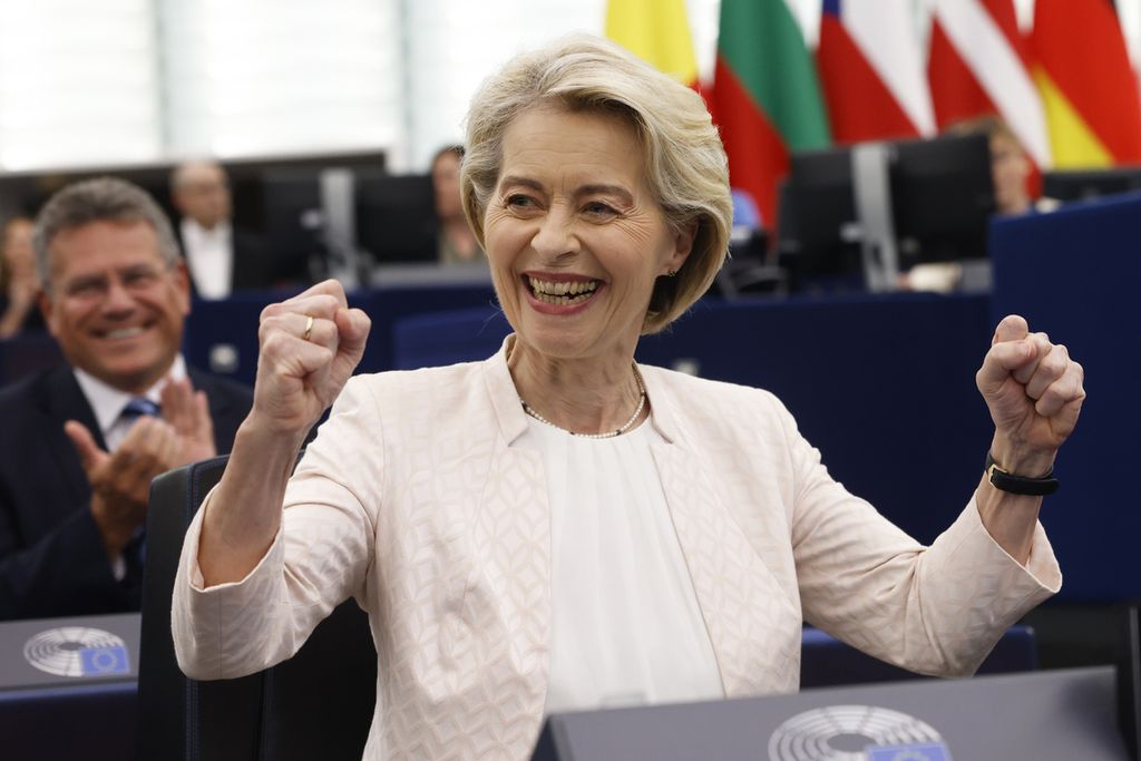 Presiden Komisi Eropa Ursula von der Leyen meluapkan kegembiraan setelah terpilih sebagai Presiden Komisi Eropa pada sidang pemungutan suara di Parlemen Eropa di Strasbourg, Perancis, Kamis (18/7/2024). 