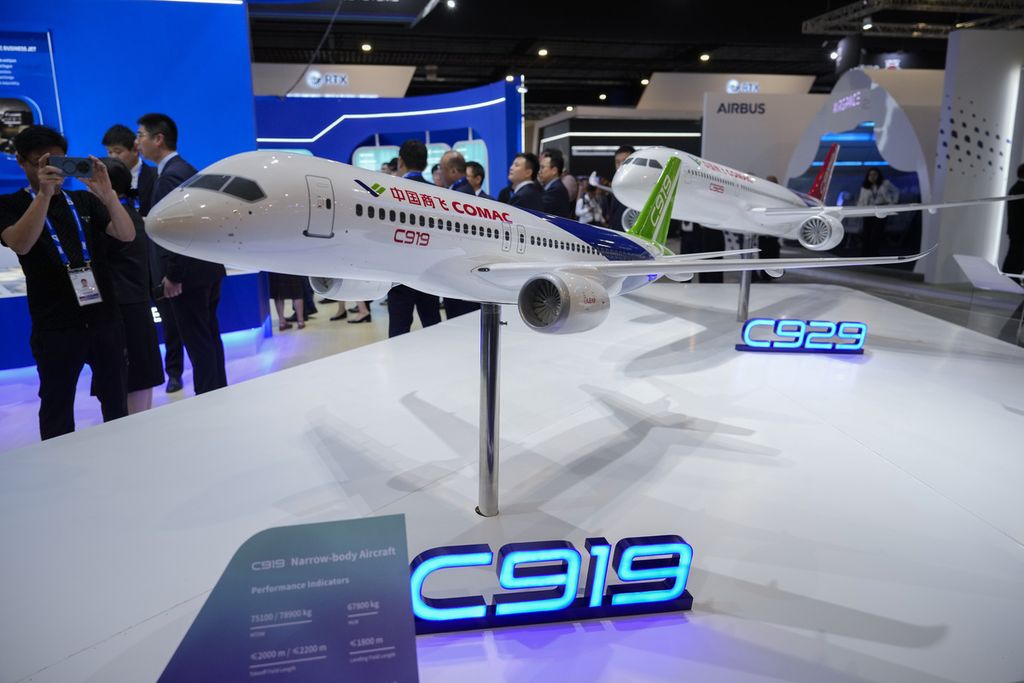 Replika pesawat C919 buatan industri pesawat China, Comac, ditampilkan di paviliun mereka dalam gelaran Singapore Airshow 2024 di Singapura, Selasa (20/2/2024). Ini adalah keikutsertaan perdana Comac dalam pameran industri pesawat global. 