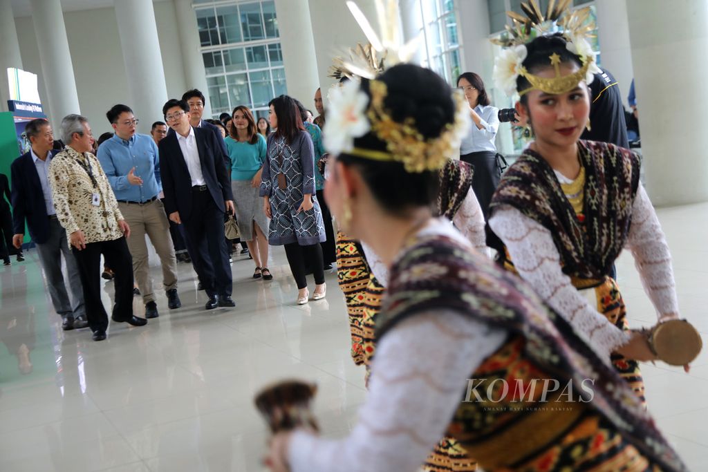 Para penari mengiringi kedatangan perwakilan Wakil Menteri Kerja Sama Pembangunan Internasional Korea Selatan Hahn Gyeong-phil di Kampus Universitas Multimedia Nusantara (UMN) di Tangerang, Banten, Rabu (20/9/2023). 