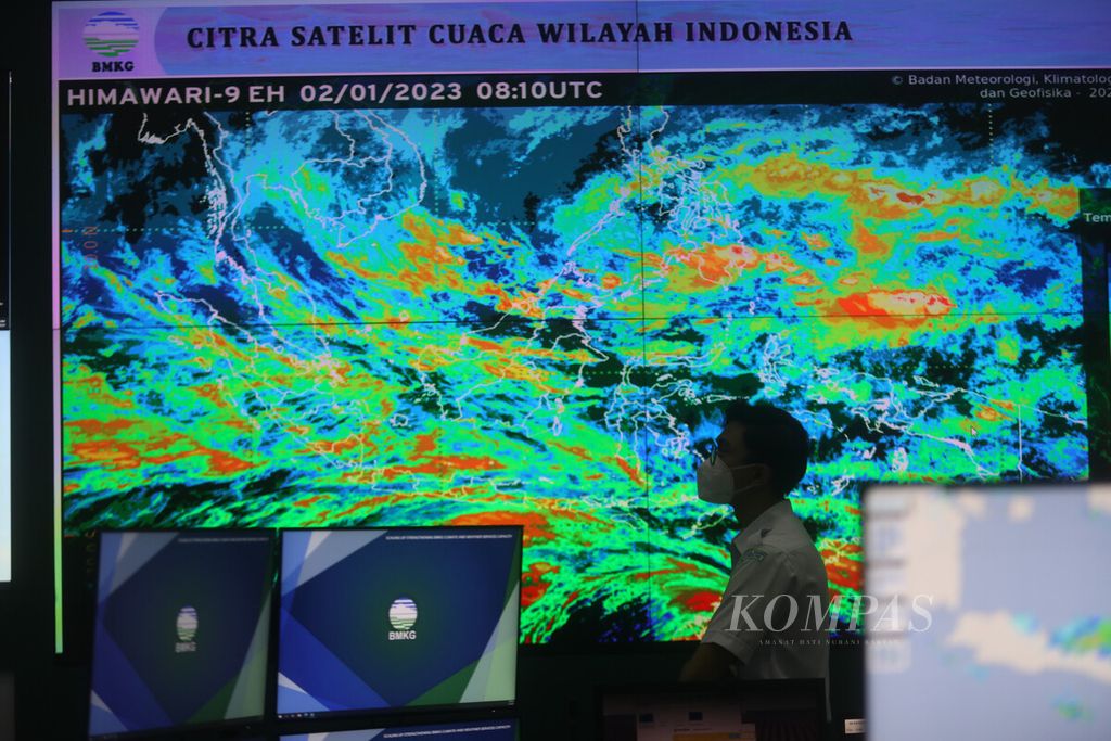Anggota staf Badan Meteorologi, Klimatologi, dan Geofisika (BMKG) bagian Meteorology Early Warning Center di BMKG, Jakarta, memonitor citra liputan awan, arah dan kecepatan angin, serta sistem prakiraan kondisi kelautan, Senin (2/1/2023). 