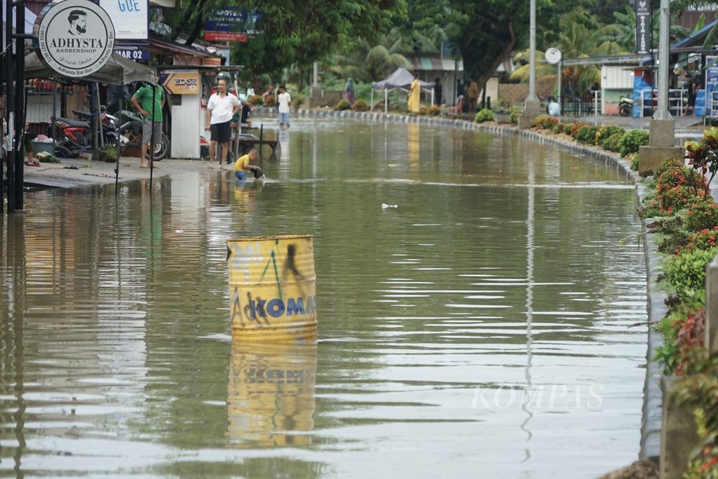 Warga bersiaga setelah banjir setinggi lebih dari 1 meter menggenangi kawasan Pasar Panjang, Kendari, Sulawesi Selatan, Senin (4/3/2024). Sejumlah kawasan di kota ini terendam banjir setelah hujan beberapa waktu.