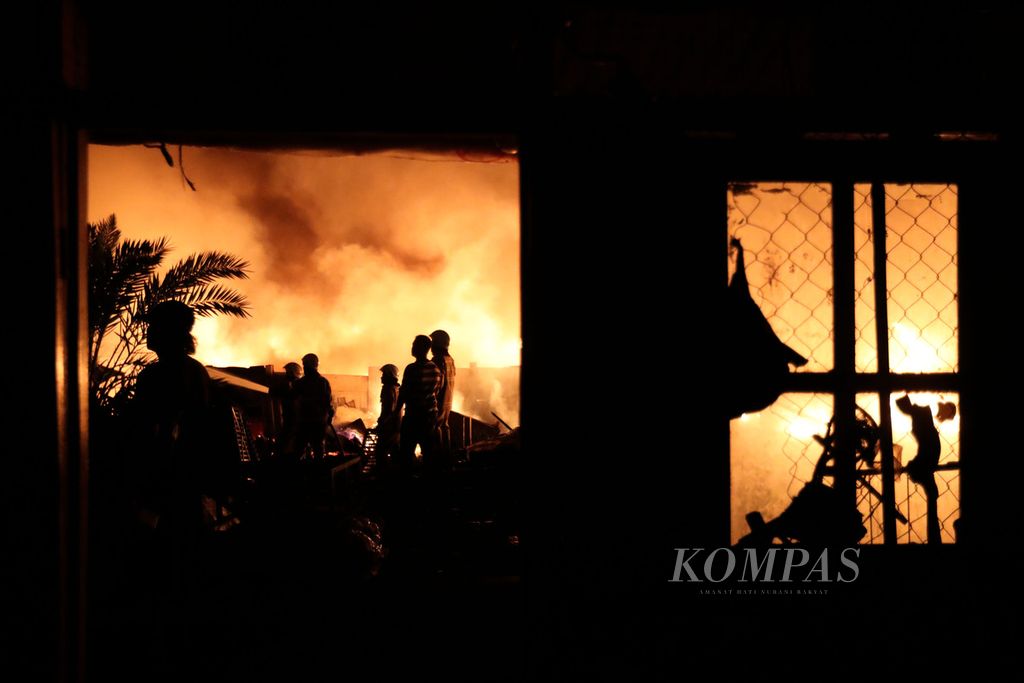 Warga dan petugas pemadam kebakaran berusaha memadamkan api yang membakar lapak dan tempat tinggal warga di Jalan Jatayu, Kebayoran Lama, Jakarta Selatan, Rabu (4/10/2023).
