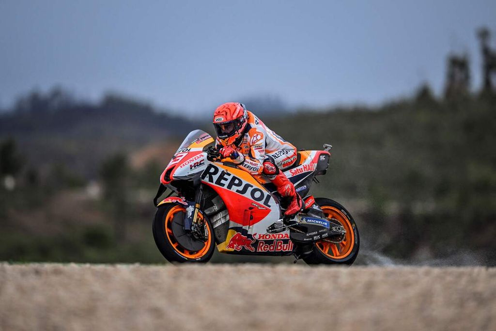 Pebalap tim Repsol Honda Marc Marquez memacu motornya saat sesi latihan bebas pertama Grand Prix MotoGP seri Portugal di Sirkuit Internasional Algarve, Portimao, Jumat (22/4/2022). 