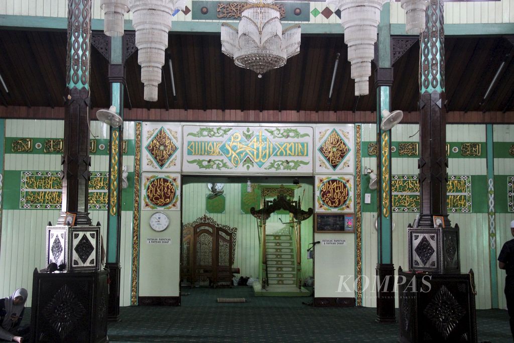 Bagian dalam Masjid Bersejarah Sultan Suriansyah di Kelurahan Kuin Utara, Banjarmasin Utara, Kota Banjarmasin, Kalimantan Selatan. Masjid tertua di Kalimantan Selatan yang dibangun pada tahun 1526 itu juga menjadi obyek wisata sejarah dan religi di Banjarmasin.